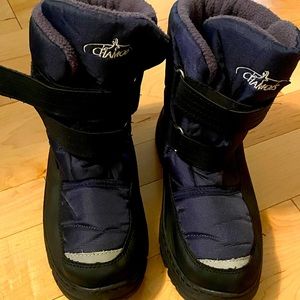 Kids’ winter snow boots.